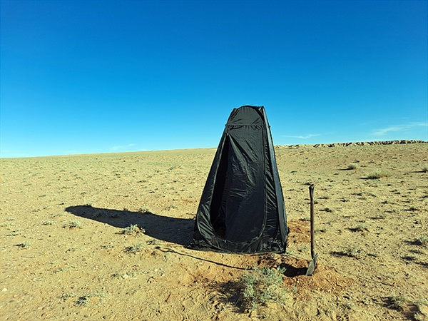 깨끗한 자연환경보존을 제1원칙으로 삼는 몽골인들의 전통을 따르기 위해 일행은 텐트 인근에 간이화장실을 만들어 사용했다. 화장실 사용을 마친 일행은 흙으로 덮어 자연을 보존한다.  