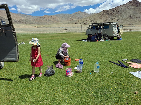 바로 인근에 개울물이 흐르는데 바인졸 부인이 물통에 물을 떠 빨래를 하고 남은 물은 풀밭에 버렸다. 환경보존에 철저한 몽골인들의 전통을 보여주는 장면이다. 푸르공 운전사들도 마찬가지였다. 