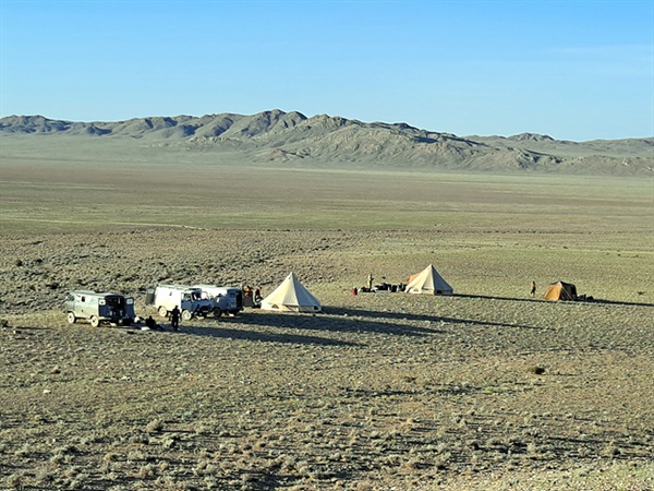 몽골 고비 사막 여행을 장기간 여행 하려면 화려한 호텔객실이나 멋진 식당은 꿈꾸지 말아야 한다. 오히려 자연과 함께 공존하며 자연속으로 들어가 그들과 함께 숨쉬며 여행해야 여행의 진미를 느낄 수 있다.   