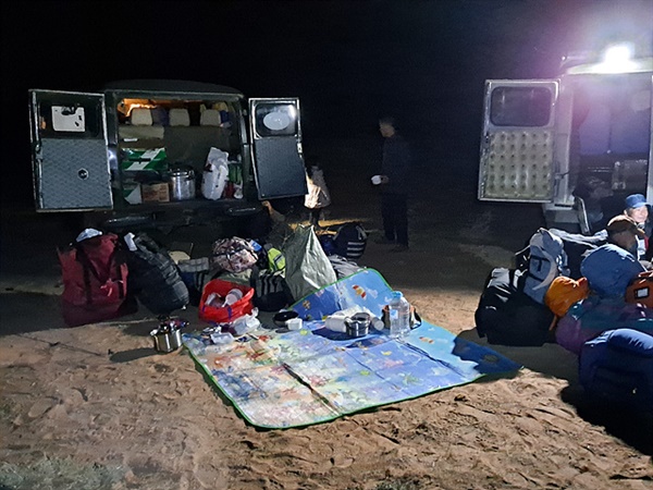 18명의 고조선유적답사단 일행이 21일간 먹고 마시고 잠자야 할 텐트와 침낭을 가득 실은 푸르공이 짐을 내려놓았다. 고비사막을 여행하다 마을을 만나면 첫번째 해야할 일이 차에 기름을 넣고 식수를 사야한다.