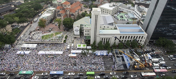 지난 16일 서울광장에서 퀴어축제가 열린 가운데 건너편 서울시의회 대로변에선 보수 개신교가 주도하는 반대 집회가 동시에 열렸다. 