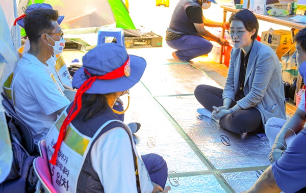 윤희숙 진보당 대표 후보는 18일 서울 여의도 산업은행 앞에서 농성하고 있는 대우조선해양 하청 노동자들을 만났다.