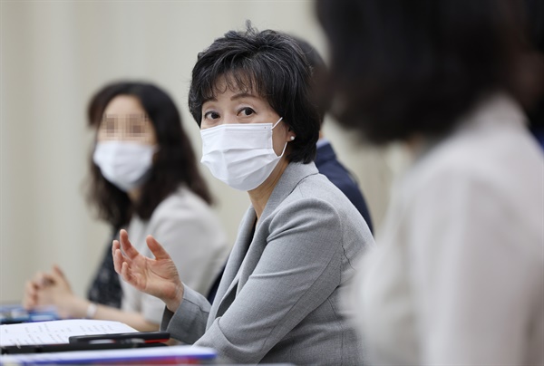 특수학교 현장점검 나선 박순애 교육부장관 박순애 사회부총리 겸 교육부 장관이 지난 15일 오전 특수학교인 서울경운학교에 방역 점검 및 교육 시설 참관을 위해 방문했다. 