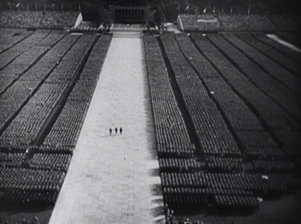 제단으로 향하는 히틀러 1934년 9월 뉘른베르크 전당집회 때 망자를 추념하고자 제단으로 향하는 히틀러와 힘러, SA 수장 루츠
