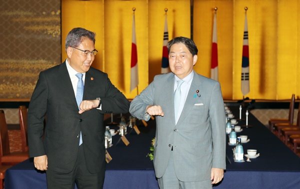 18일 오후 일본 도쿄도 미나토구 소재 외무성 이쿠라공관에서 박진(왼쪽) 한국 외교부 장관과 하야시 요시마사 일본 외무상이 회담에 앞서 팔꿈치를 맞대며 인사를 나누고 있다. 2022.7.18