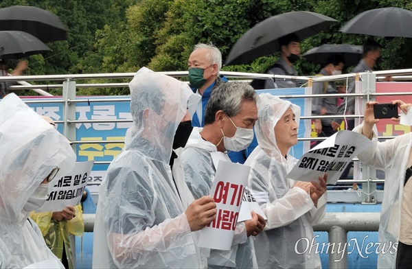 18일 거제 대우조선해양 옥포조선소 서문 앞에서 정의구현사제단이 하청노동자들의 파업을 지지하는 미사를 열었다.