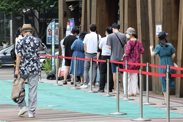 코로나19 신규 확진자 수가 3만9196명을 기록한 14일 오전 서울 송파구 보건소 선별검사소에 시민들이 줄을 서서 검사 순서를 기다리고 있다.