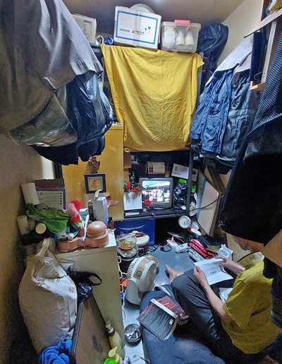 서울역 인근 한 쪽방 주민의 방. 살림에 필요한 물품들을 수납하기에 한 평에 불과한 방은 너무 좁다. 창이 있지만 물건들로 막혀 열 수가 없다.