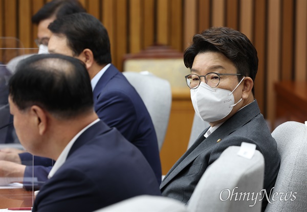  국민의힘 권성동 당대표 직무대행 겸 원내대표가 19일 오전 서울 여의도 국회에서 열린 원내대책회의에 참석해 자리에 앉아 있다. 