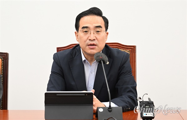 더불어민주당 박홍근 원내대표가 19일 오전 서울 여의도 국회에서 열린 원내대책회의에서 발언하고 있다.