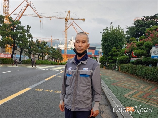 대우조선해양 하청노동자 강행진(58)씨가 18일 거제 대우조선해양 옥포조선소 근처에서 <오마이뉴스>와 만났다.