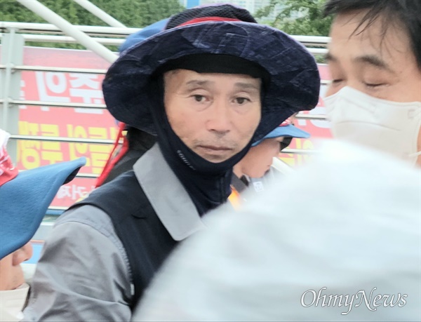 대우조선해양 하청노동자 강행진(58)씨가 18일 거제 대우조선해양 옥포조선소 앞에서 열린 정의구현사제단 파업 지지 미사에 참석했다.