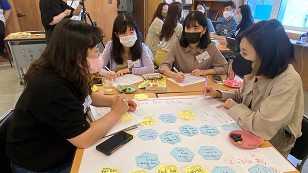 기후소셜디자이너 비건소비생활팀 구성원들이 활동계획을 상의하고 있다.