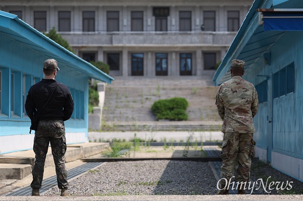 판문점 공동경비구역(JSA) 견학이 재개된 가운데 2022년 7월 19일 경기도 파주시 판문점에서 주한미군과 한국군이 근무를 서고 있다. 