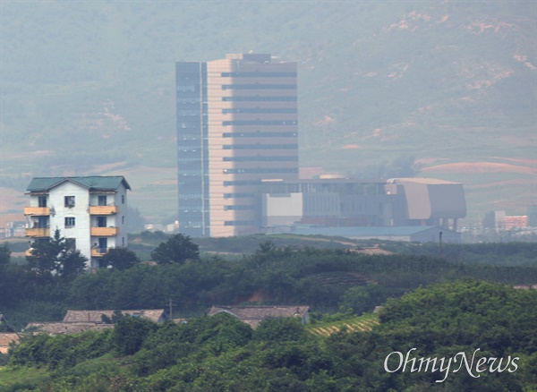 2022년 7월 19일 당시, 판문점 공동경비구역(JSA) 견학이 재개된 가운데 경기도 파주시 판문점 3초소에서 북한의 개성공단지원센터가 보이고 있다.
