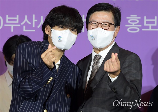 지난 7월 19일 서울 용산구 하이브엔터테인먼트에서 열린 2030 부산세계박람회 홍보대사 위촉식에서 방탄소년단 뷔(왼쪽)와 박형준 부산시장이 손하트를 그리고 있다.