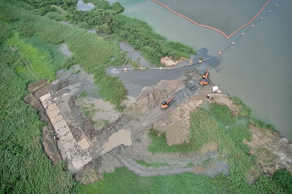 2022년 7월 19일 한국전력이 소들섬에서 철탑공사를 강행하고 있다. 