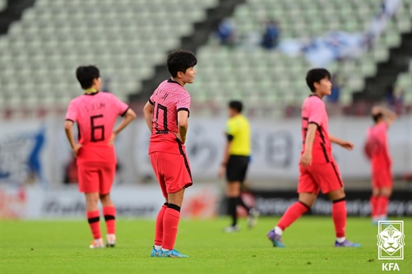  19일(현지시간) 일본 이바라키현 가시마스타디움에서 열린 2022 EAFF E-1 챔피언십 여자축구대표팀 대한민국과 일본의 경기가 끝난 뒤 한국 지소연을 비롯한 선수들이 아쉬워하고 있다. 이날 한국은 일본에 1대2 패배로 패했다.