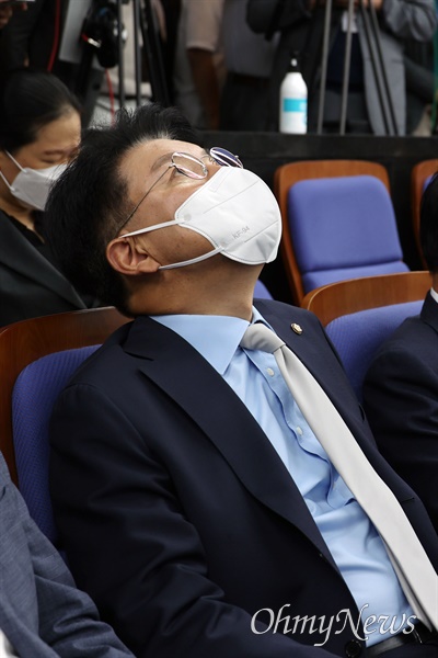 장제원 국민의힘 의원이 20일 서울 여의도 국회에서 열린 의원총회에 참석해 권성동 원내대표의 인사말을 듣고 있다.
