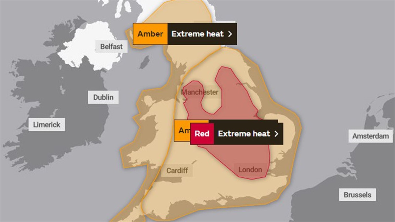  영국 기상청은 지난 15일 런던을 중심으로 국가 비상사태인 '4단계 폭염 적색경보'를 역사상 처음으로 선포했다. 사진 속 빨간색 지역이 폭염 적색경보가 선포된 지역이다.