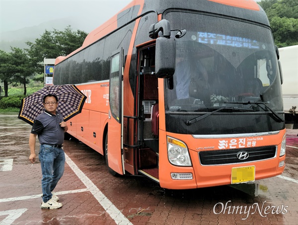 전세버스 운전노동자 최봉환(62)씨가 지난 18일 서울 광화문에서 출발해 거제 대우조선해양 옥포조선소 서문까지 정의구현사제단 '희망버스'를 운전하던 도중, 덕유산 휴게소에 잠시 차를 세웠다. 