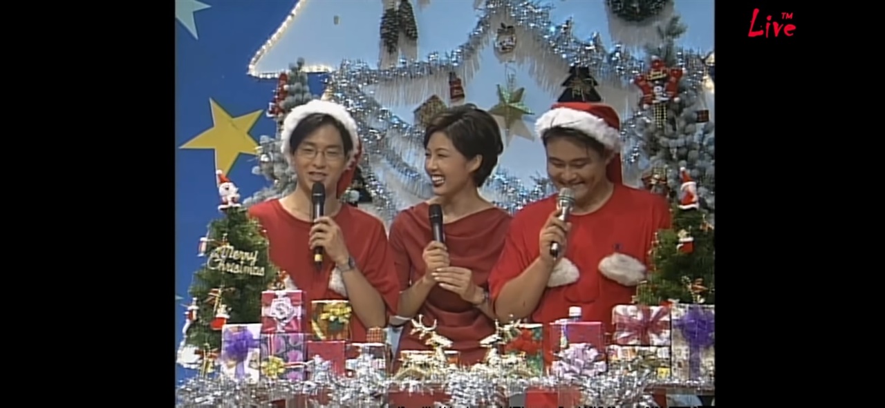 MBC <음악캠프> 방송화면. MC들은 한여름에 크리스마스 룩을 선보였다.