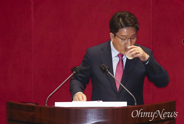 국민의힘 권성동 당대표 직무대행 겸 원내대표가 21일 서울 여의도 국회에서 열린 본회의에서 교섭단체 대표연설 도중 목을 축이고 있다. 