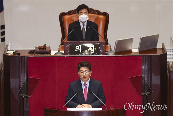 국민의힘 권성동 당대표 직무대행 겸 원내대표가 21일 서울 여의도 국회에서 열린 본회의에서 교섭단체 대표연설을 하고 있다. 