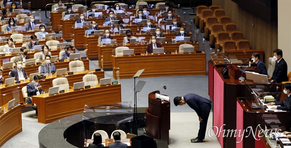  국민의힘 권성동 당대표 직무대행 겸 원내대표가 21일 서울 여의도 국회에서 열린 본회의에서 교섭단체 대표연설을 하기 전 인사하고 있다. 