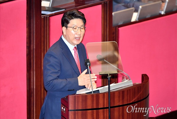  국민의힘 권성동 당 대표 직무대행 겸 원내대표가 21일 오전 서울 여의도 국회 본회의장에서 교섭단체 대표연설을 하고 있다.