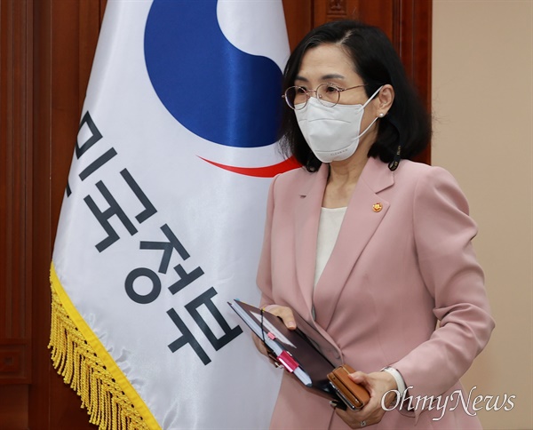 김현숙 여성가족부 장관이 21일 오후 정부서울청사에서 열린 제1차 사회관계장관회의에 참석하기 위해 입장하고 있다.