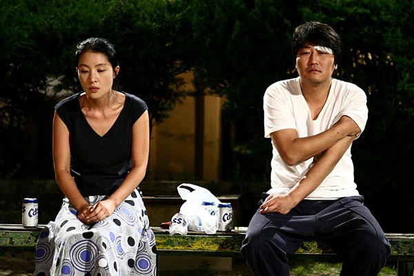  TV탤런트로 대중들에게 익숙한 박지영(왼쪽)에게 <우아한 세계>는 영화 데뷔작이었다.