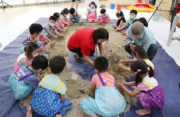 모래를 활용한 놀이체험 프로그램 ‘모래야 놀자’에 아이들이 참여하고 있다. [엄아현 기자]