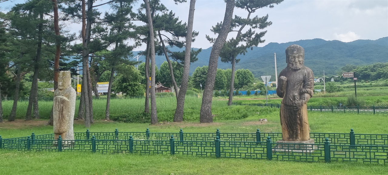 괘릉의 석물 괘릉에는 많은 석물이 보존되어 있는데 그 중 무인성은 서역인의 형태를 취하고 있어 많은 학계의 관심을 가지고 있다.