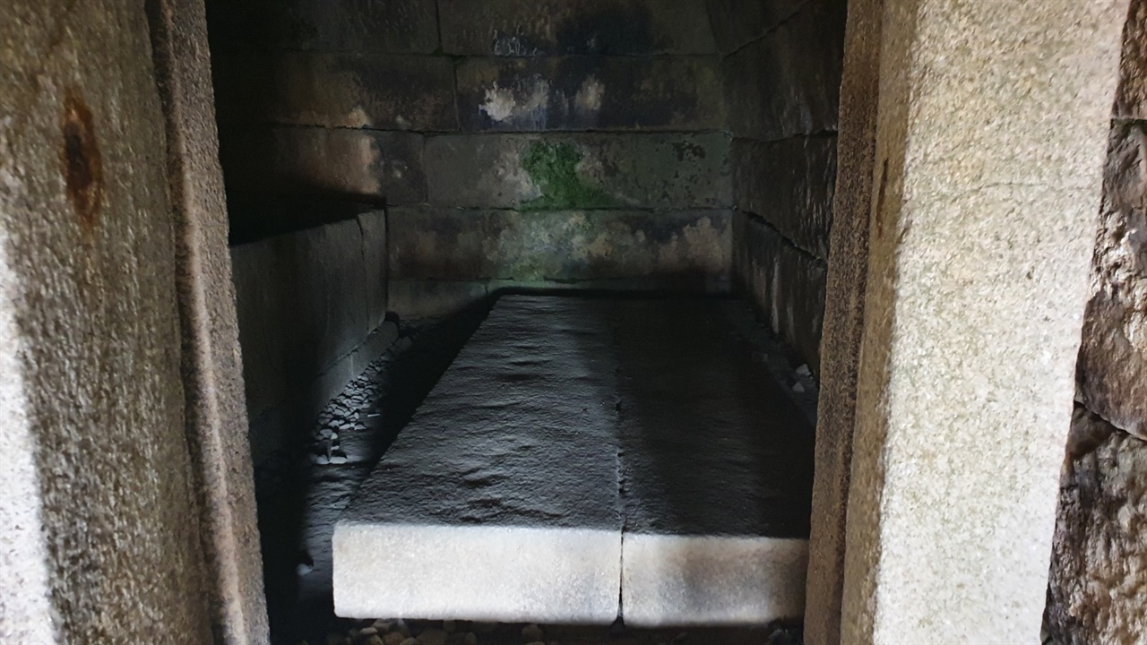 구정동 방형분은 내부를 살필 수 있는 몇 안되는 고분 중 하나다. 굴식돌방무덤의 전형적인 양식을 보여주고 있다.