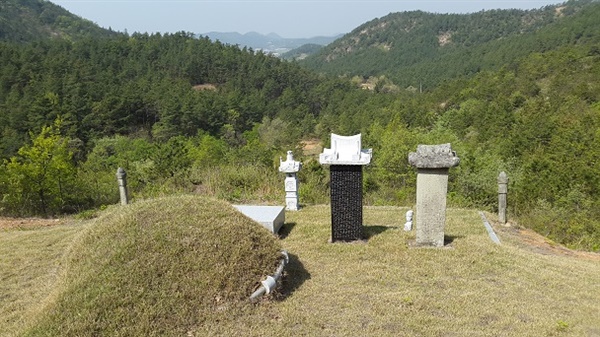 윤관중 묘역 바로 아래에는 최부의 사위였던 김분의 묘가 있다. 최부는 유희춘의 조부로 이곳 모목동 일대에 친족들이 묘가 있었음을 알 수 있다.