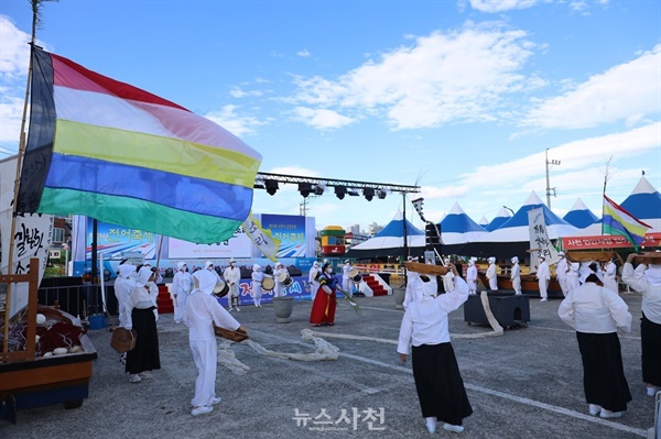  마도갈방아소리는 전어잡이용 면사 그물에 갈을 먹이고 말리거나, 전어를 잡을 때 부르던 노동요다.경상남도 무형문화재 28호로 지정돼 있다. 