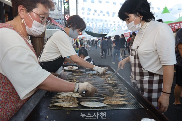  제19회 삼천포항 자연산 전어축제가 지난 21일 개막했다. 사진은 전어를 굽고 있는 모습.