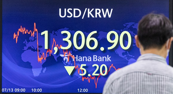 한국은행이 사상 첫 '빅스텝'(한 번에 기준금리 0.5%포인트 인상)을 단행한 지난 13일 오후 서울 중구 하나은행 딜링룸의 모니터에 이날 거래된 원/달러 환율 마감가가 표시돼 있다.