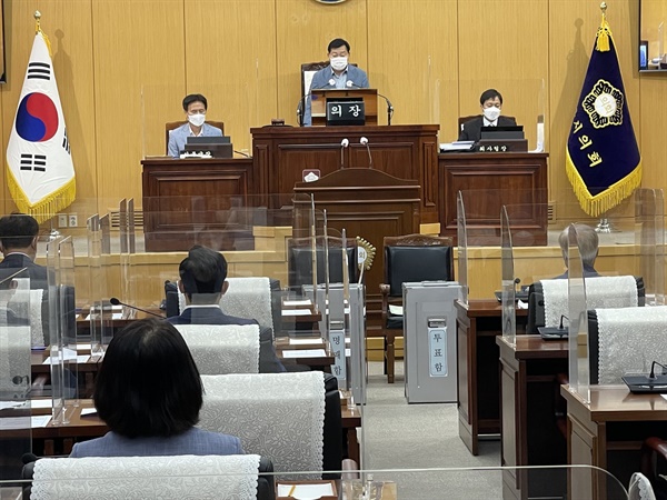 22일 오전 열린 제276회 서산시의회 임시회에서 김맹호 의장직무대행이 정회를 선언하고 있다.
