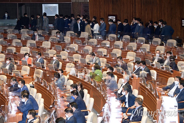 22일 오후 서울 여의도 국회에서 열린 본회의에서 여야 의원들이 상임위원장 선출을 위한 투표에 나서고 있다. 