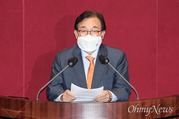 국회 행정안전위원장으로 선출된 이채익 의원이 22일 서울 여의도 국회에서 열린 본회의에서 당선인사를 하고 있다.