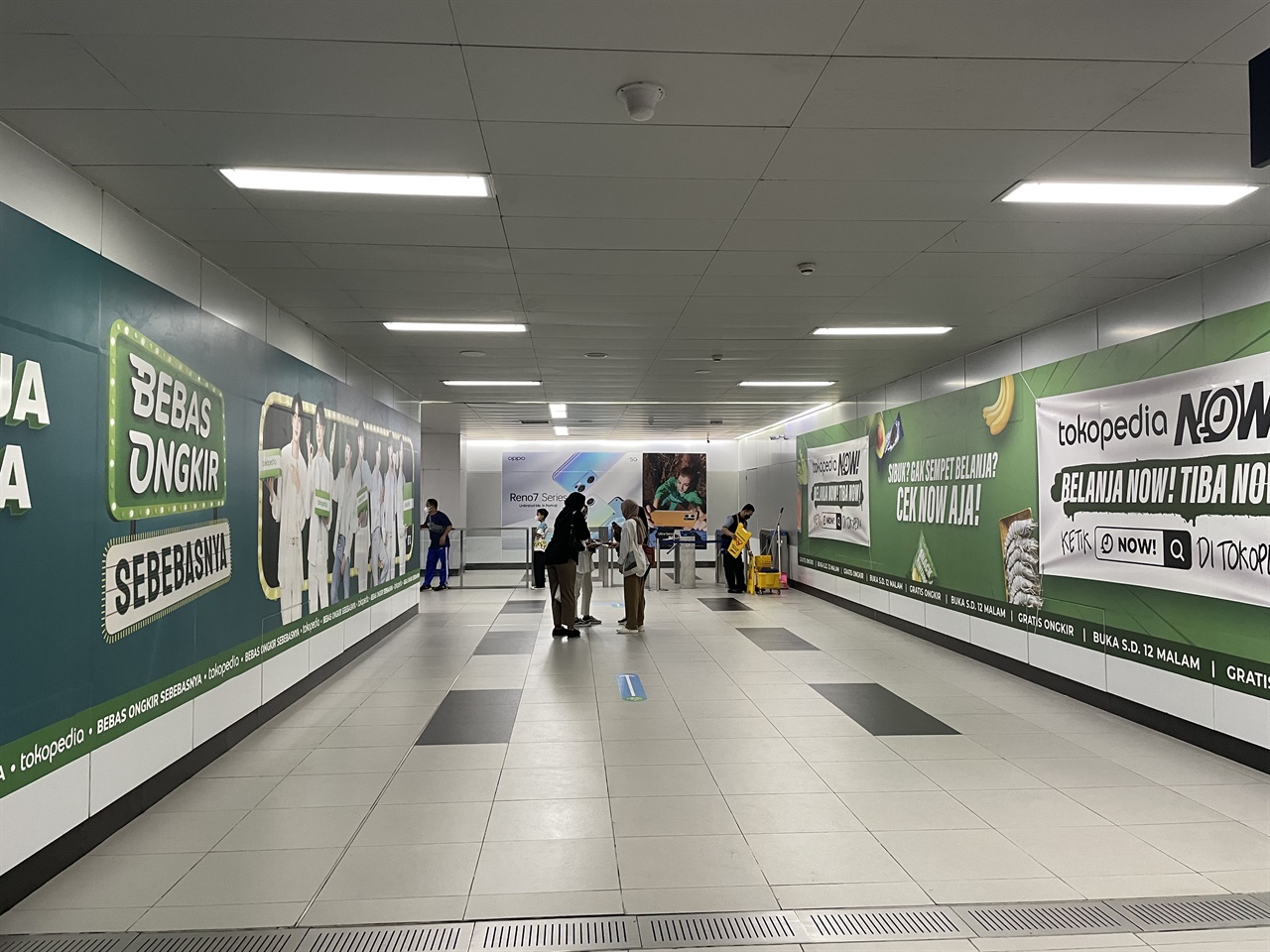 자카르타 MRT 역사 벽을 빼곡히 채운 광고