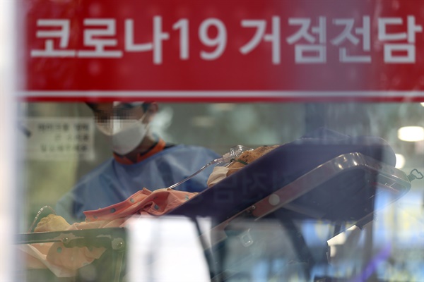코로나19 위중증 환자 수가 1주일 전(81명)의 1.77배인 144명을 기록한 25일 오후 서울 광진구 혜민병원에서 의료진이 코로나19 환자에 대한 입원 절차를 진행하고 있다.
