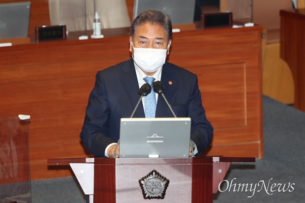 박진 외교부 장관이 25일 오후 서울 여의도 국회 본회의장에서 열린 정치·외교·통일·안보 분야 대정부질문에서 의원들의 질문에 답하고 있다.
