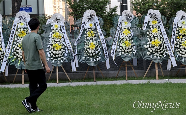 경찰 내부 반발이 확산되고 있는 가운데 25일 오후 서울 서대문구 경찰청 앞 경찰기념공원에 직장인 커뮤니티 '블라인드' 등에서 뜻을 모은 경찰들이 '류삼영 서장 대기발령' 등에 항의하는 뜻을 담아 보낸 근조 화환이 세워져 있다.