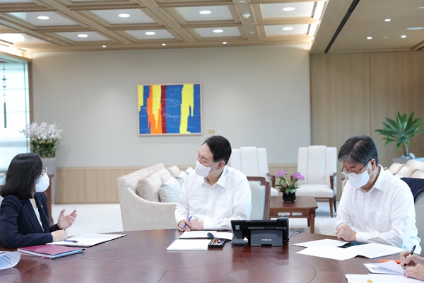윤석열 대통령이 7월 25일 오후 용산 대통령실 집무실에서 김현숙 여성가족부 장관으로부터 업무보고를 받고 있다.