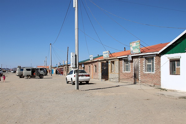 몽골 마을에서 지붕 위에 간판이 보이면 가게가 있다는 표식이다.