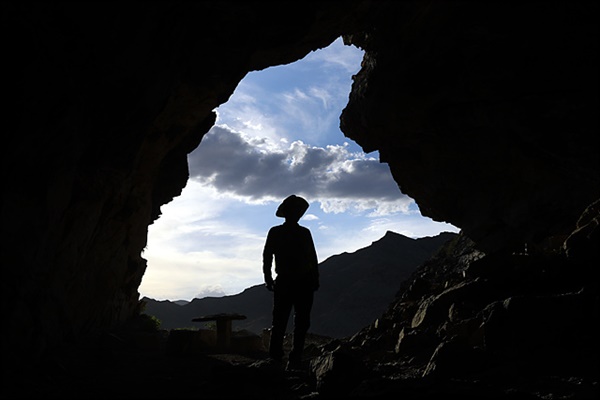 쳉헤르 동굴 입구에선 일행 모습. 쳉헤르 동굴은 구석기시대인들이 살면서 벽화를 그린 곳으로 세계문화유산에 선정된 소중한 동굴이다. 