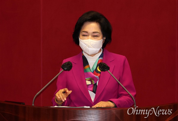 국민의힘 조명희 의원이 26일 서울 여의도 국회에서 열린 대정부 질문에서 질문하고 있다.